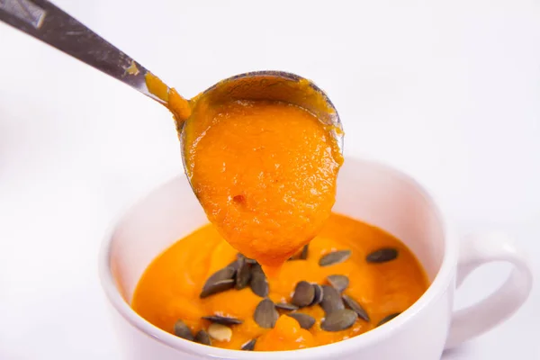 Sopa Calabaza Decorada Con Semillas Calabaza Que Vierten Tazón Sobre — Foto de Stock