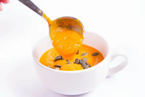 Sopa Calabaza Decorada Con Semillas Calabaza Que Vierten Tazón Sobre — Foto de Stock