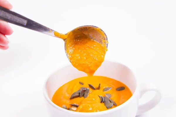 Sopa Calabaza Decorada Con Semillas Calabaza Que Vierten Tazón Sobre — Foto de Stock