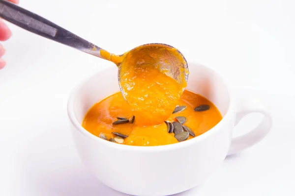 Sopa Calabaza Decorada Con Semillas Calabaza Que Vierten Tazón Sobre — Foto de Stock