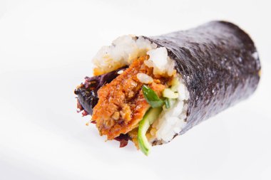 Suşi roll - beyaz arka plan üzerinde izole Japon yemekleri