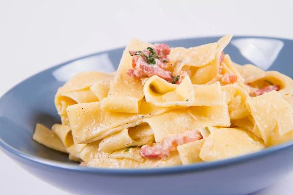 Beyaz Zemin Üzerinde Mavi Bir Tabakta Pappardelle Carbonara — Stok fotoğraf