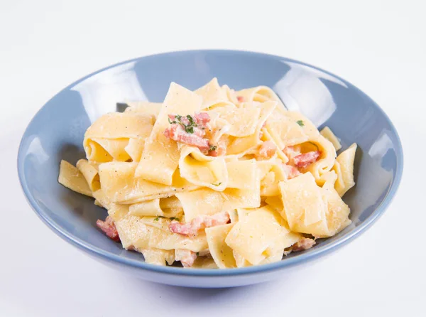 Beyaz Zemin Üzerinde Mavi Bir Tabakta Pappardelle Carbonara — Stok fotoğraf