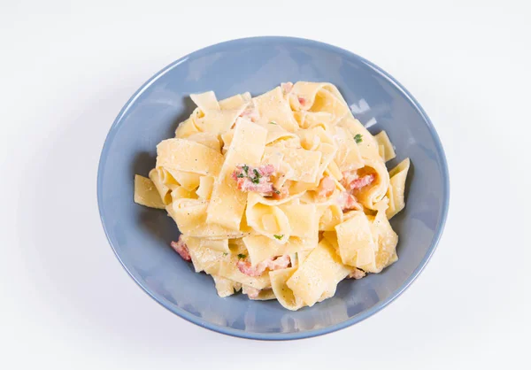 Beyaz Zemin Üzerinde Mavi Bir Tabakta Pappardelle Carbonara — Stok fotoğraf