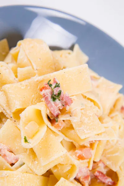 Beyaz Zemin Üzerinde Mavi Bir Tabakta Pappardelle Carbonara — Stok fotoğraf