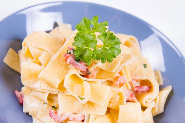 Pappardelle Carbonara Beyaz Zemin Üzerinde Mavi Bir Plaka Üzerinde Bazı — Stok fotoğraf