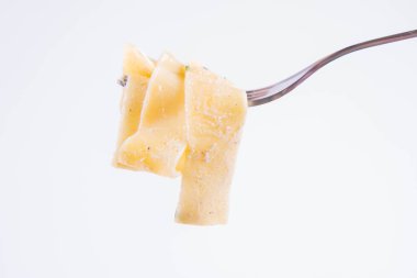 Pappardelle Carbonara üzerinde beyaz bir arka plan üzerinde bir çatalı