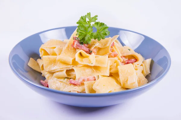 Pappardelle Carbonara Beyaz Zemin Üzerinde Mavi Bir Plaka Üzerinde Bazı — Stok fotoğraf