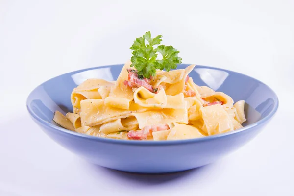 Pappardelle Carbonara Beyaz Zemin Üzerinde Mavi Bir Plaka Üzerinde Bazı — Stok fotoğraf