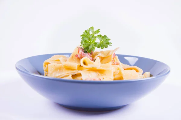 Pappardelle Carbonara Beyaz Zemin Üzerinde Mavi Bir Plaka Üzerinde Bazı — Stok fotoğraf