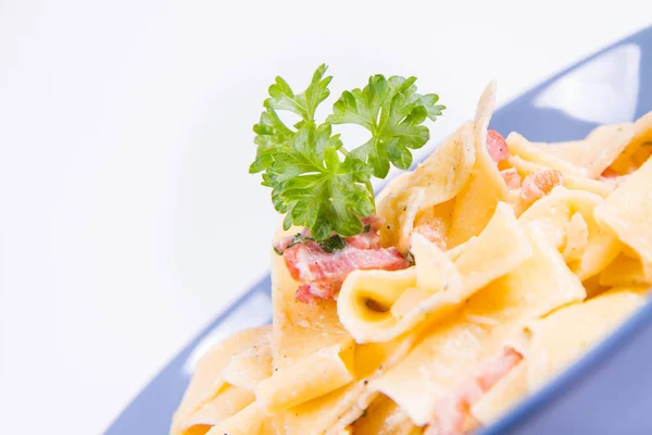 Pappardelle Carbonara Beyaz Zemin Üzerinde Mavi Bir Plaka Üzerinde Bazı — Stok fotoğraf