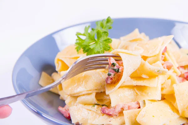 Pappardelle Carbonara Çatalla Yenir Beyaz Zemin Üzerinde Mavi Bir Plaka — Stok fotoğraf