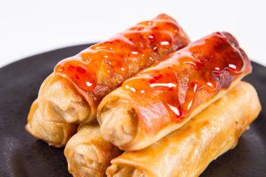 Siyah bir plaka üzerinde Çince Geleneksel bahar rulo tatlı ve ekşi sos ile