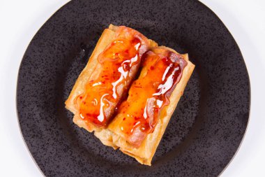 Siyah bir plaka üzerinde Çince Geleneksel bahar rulo tatlı ve ekşi sos ile