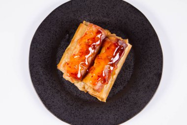 Siyah bir plaka üzerinde Çince Geleneksel bahar rulo tatlı ve ekşi sos ile