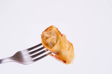 Çince Geleneksel bahar rulo bir çatalla yenir tatlı ve ekşi sos ile