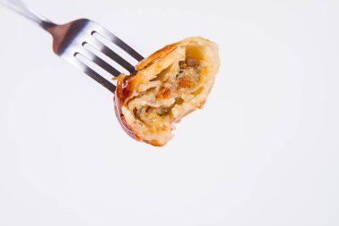 Çince Geleneksel bahar rulo bir çatalla yenir tatlı ve ekşi sos ile