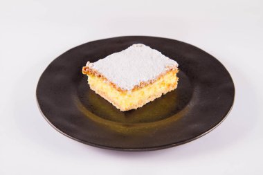 Napoleonka kek - kremalı pasta Lehçe bir tür - ile pudra şekeri serpilir