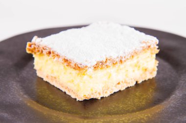 Napoleonka kek - kremalı pasta Lehçe bir tür - ile pudra şekeri serpilir