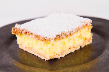 Napoleonka kek - kremalı pasta Lehçe bir tür - ile pudra şekeri serpilir