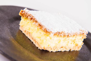 Napoleonka kek - kremalı pasta Lehçe bir tür - ile pudra şekeri serpilir