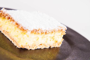 Napoleonka kek - kremalı pasta Lehçe bir tür - ile pudra şekeri serpilir