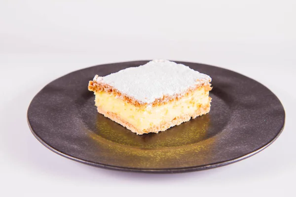 Пирог Наполеонка Польский Вид Пирога Сливками Посыпанный Сахарной Пудрой — стоковое фото