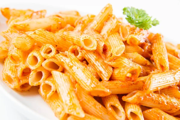 Penne Mit Pesto Verziert Mit Petersilie Auf Einem Teller Auf — Stockfoto