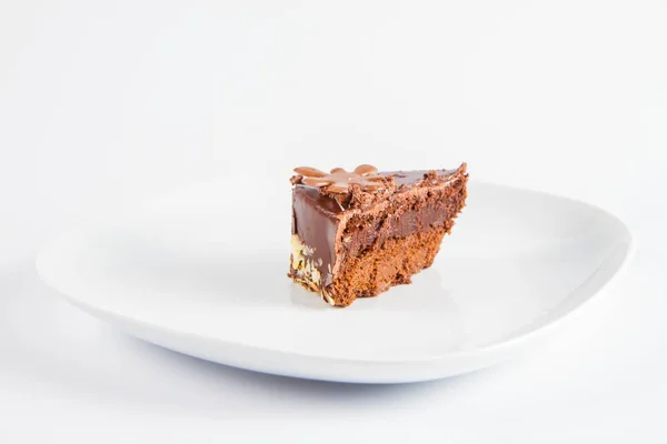 Gâteau Chocolat Une Tranche Sur Une Assiette Sur Fond Blanc — Photo