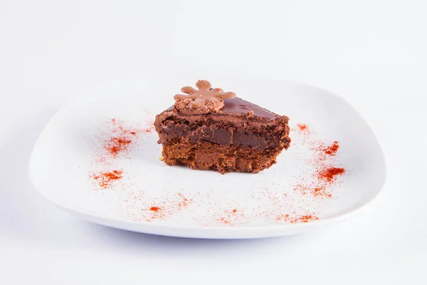 Gâteau Chocolat Une Tranche Sur Une Assiette Décorée Piment Rouge — Photo