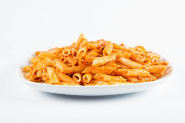 Penne pesto beyaz zemin üzerinde bir tabakta ile