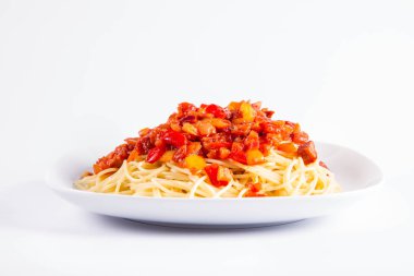 Beyaz zemin üzerinde bir tabakta soslu spagetti