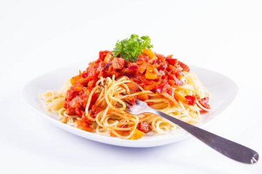 Beyaz zemin üzerinde bir çatal ile yemiş maydanoz ile süslenmiş soslu spagetti