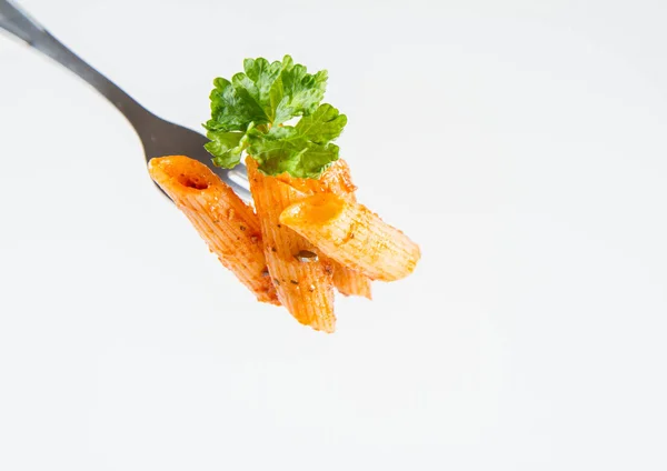 Penne Met Pesto Versierd Met Peterselie Een Vork Een Witte — Stockfoto