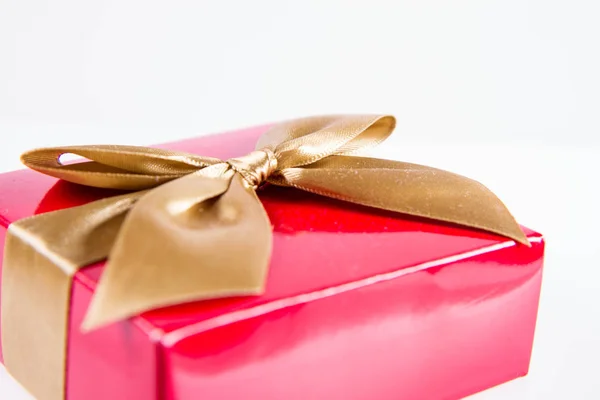 Verpacktes Geschenk Mit Goldener Schleife Auf Weißem Hintergrund — Stockfoto
