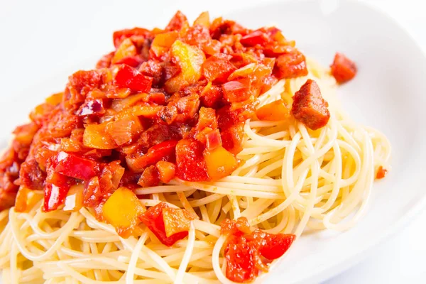 Spaghetti Mit Sauce Auf Einem Teller Auf Weißem Hintergrund — Stockfoto