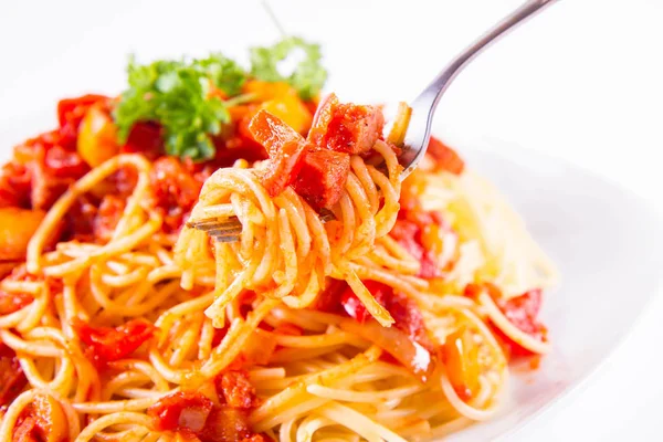Spaghetti Sosem Ozdobione Natką Pietruszki Spożywać Widelcem Białym Tle — Zdjęcie stockowe