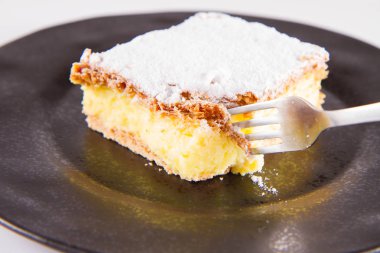 Napoleonka kek - kremalı pasta Lehçe bir tür - bir çatalla yenir pudra şekeri serpilir