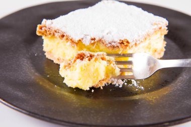 Napoleonka kek - kremalı pasta Lehçe bir tür - bir çatalla yenir pudra şekeri serpilir