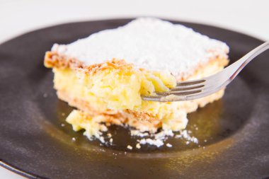 Napoleonka kek - kremalı pasta Lehçe bir tür - bir çatalla yenir pudra şekeri serpilir