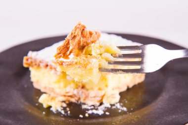 Napoleonka kek - kremalı pasta Lehçe bir tür - bir çatalla yenir pudra şekeri serpilir