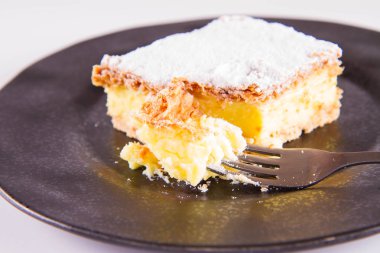 Napoleonka kek - kremalı pasta Lehçe bir tür - bir çatalla yenir pudra şekeri serpilir