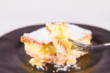 Napoleonka kek - kremalı pasta Lehçe bir tür - bir çatalla yenir pudra şekeri serpilir