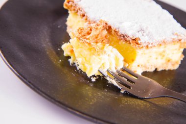 Napoleonka kek - kremalı pasta Lehçe bir tür - bir çatalla yenir pudra şekeri serpilir