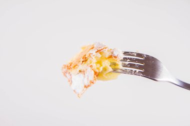 Napoleonka kek - kremalı pasta Lehçe bir tür - bir çatal üzerine pudra şekeri serpilir