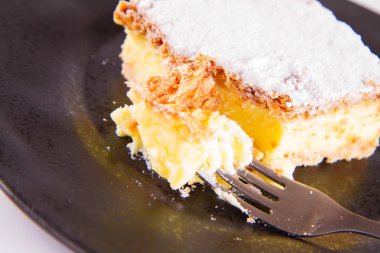 Napoleonka kek - kremalı pasta Lehçe bir tür - bir çatalla yenir pudra şekeri serpilir