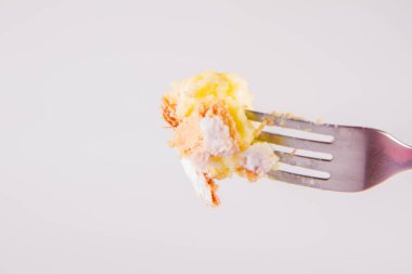 Napoleonka kek - kremalı pasta Lehçe bir tür - bir çatal üzerine pudra şekeri serpilir