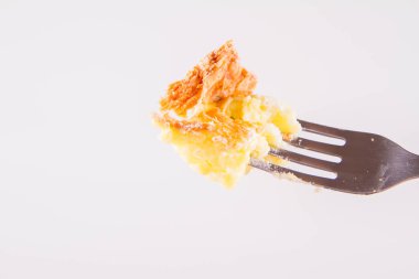 Napoleonka kek - kremalı pasta Lehçe bir tür - bir çatal üzerine pudra şekeri serpilir