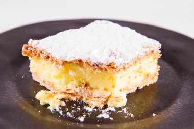 Napoleonka kek - kremalı pasta pudra şekeri ile serpilir - Lehçe türü bir şeyler eksik