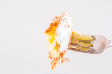 Napoleonka kek - kremalı pasta Lehçe bir tür - bir çatal üzerine pudra şekeri serpilir